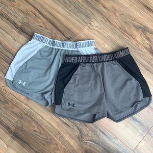 “Under Armour” loose track short (pair). XS.